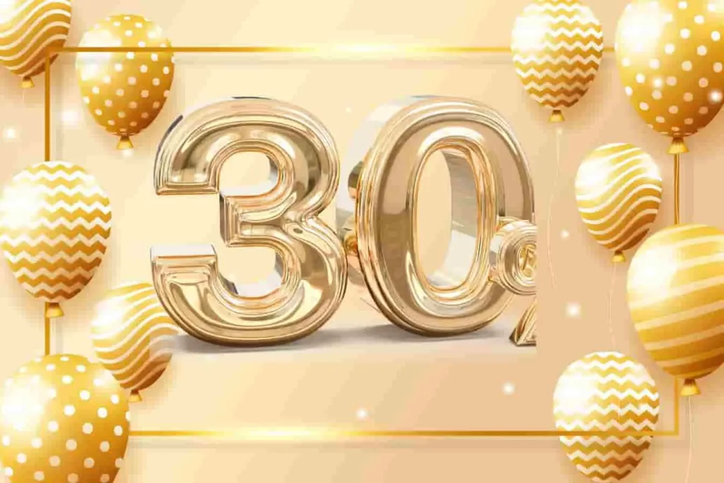 Chiffre 30 doré entouré de ballons à motifs : une décoration anniversaire éclatante et raffinée.