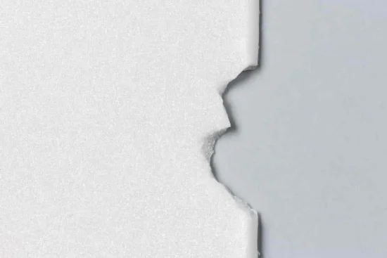 L&rsquo;installation de plaques de polystyrène au plafond est-elle interdite ?