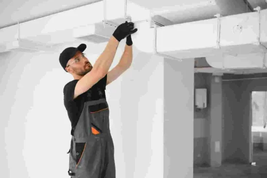 VMC bruyante en immeuble collectif : causes, solutions et responsabilités (locataire & copropriété)