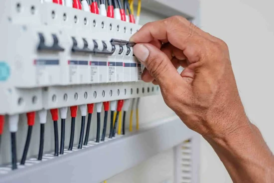 Disjoncteur qui saute : causes et solutions quand rien n&rsquo;est branché
