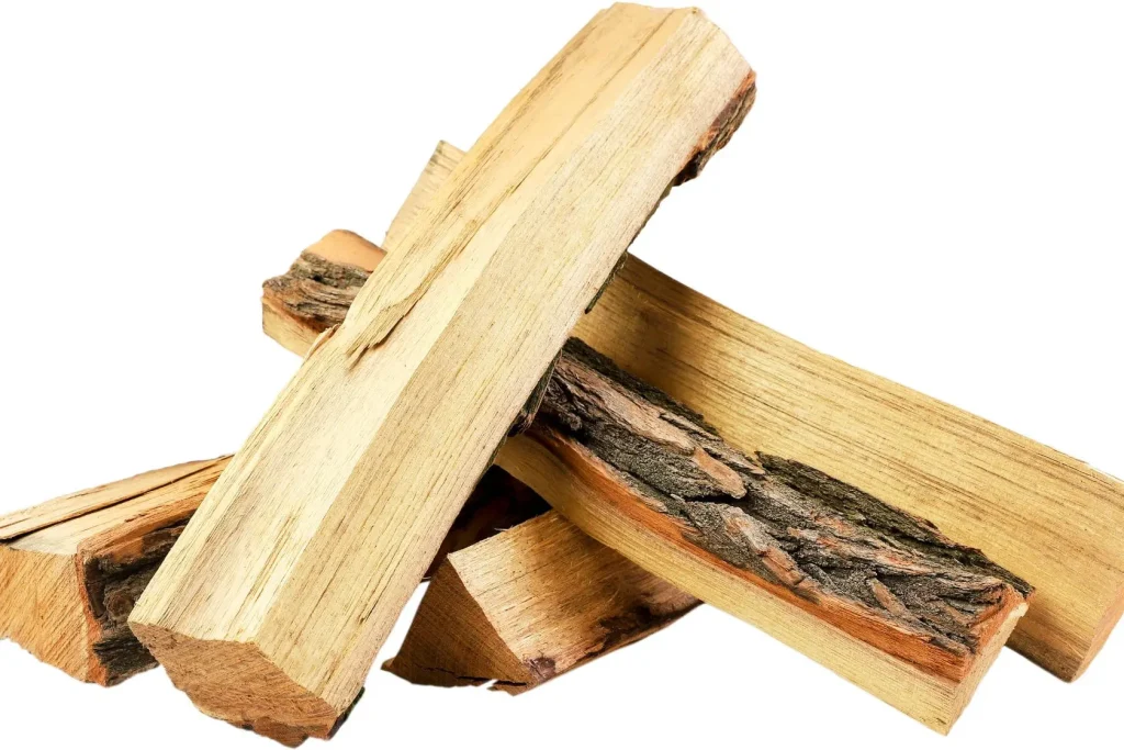 Bûches fendues empilées sur sol en bois, image d’un chauffage au bois de chêne prêt à l’usage