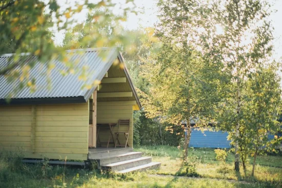 Construire un abri de jardin en bois soi-même : guide complet