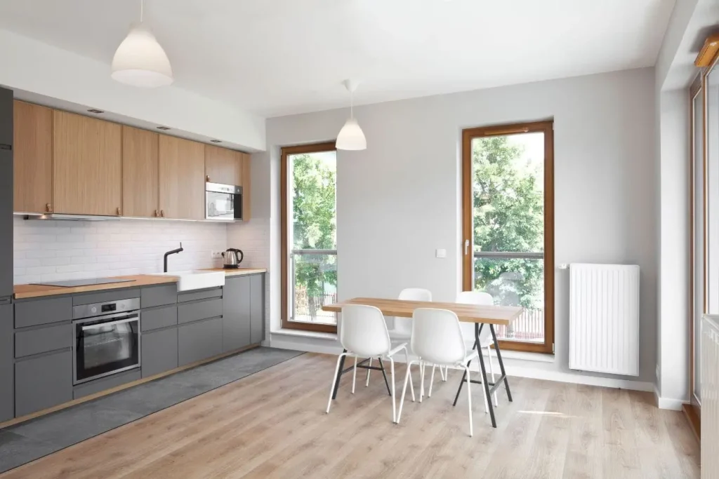 Espace lumineux avec carrelage et bois, reflet de l’ambiance créée par un enduit à la chaux naturelle.