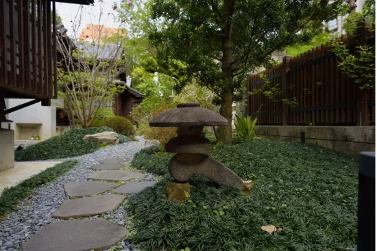 Comment créer un chemin en pas japonais dans son jardin ? Guide complet