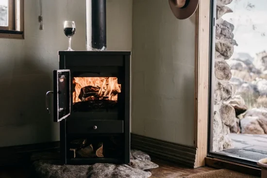 Installer un poêle à bois : réglementation et normes de sécurité
