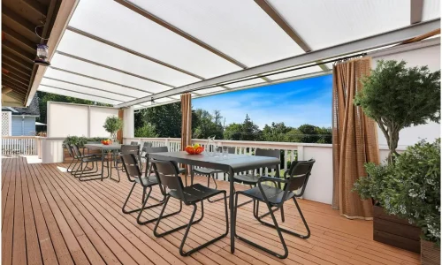 Revêtement de terrasse extérieure en bois, espace convivial avec mobilier moderne et vue sur verdure.