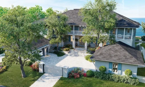 Grande maison élégante entourée de verdure et clôture discrète, image qui illustre l’usage d’un brise-vue de jardin pour préserver l’intimité.