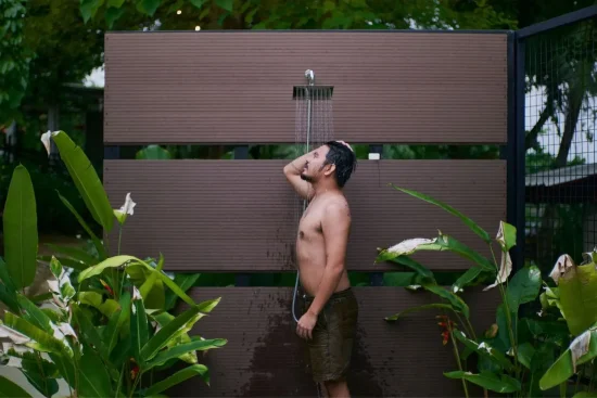 Comment installer une douche de jardin extérieure ? Guide complet et étapes clés