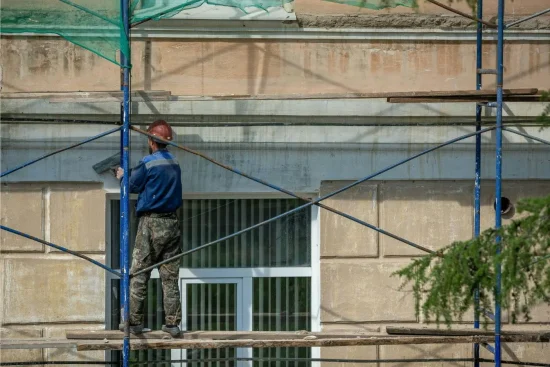 Comment ravaler une façade soi-même ? Guide complet pour rénover ses murs extérieurs
