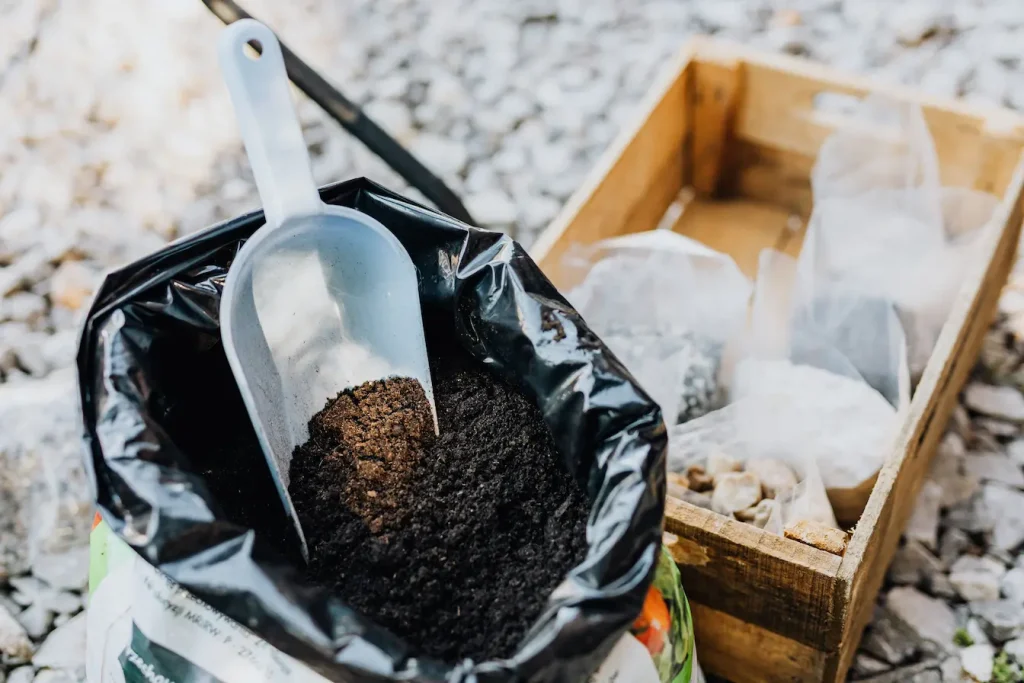 Sac plastique rempli de compost prêt à l’usage, illustration des choix écologiques pour bien choisir son composteur de jardin.