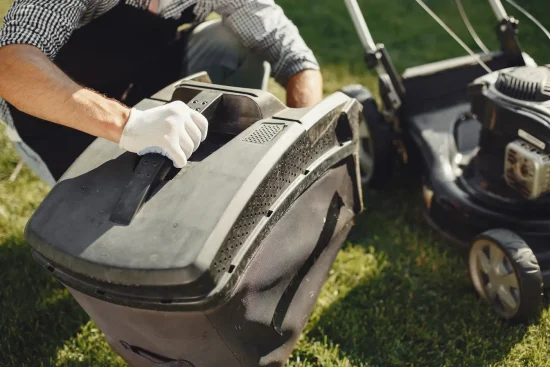 Entretien d&rsquo;une tondeuse robot : le guide complet pour maintenir votre robot de tonte