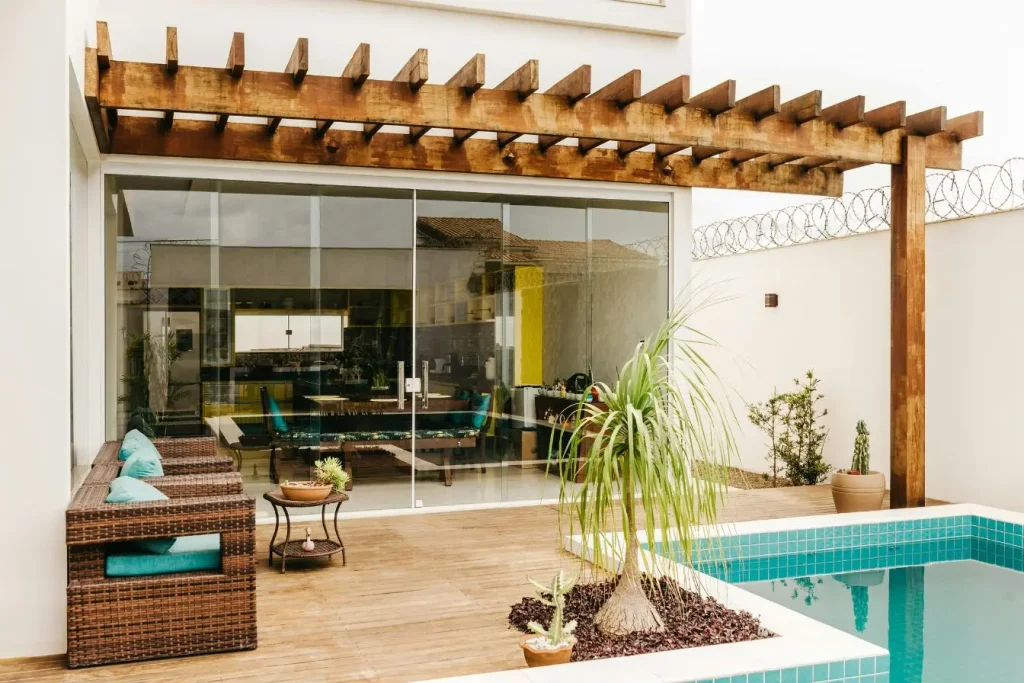 Patio couvert avec ventilateur au plafond, illustration typique des aménagements bioclimatiques.