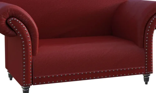 Un canapé en cuir rouge vif, style Chesterfield classique, résistant et intemporel.