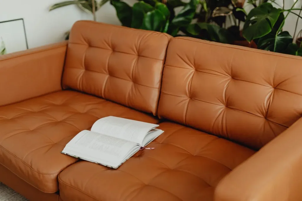 Un canapé en cuir caramel capitonné, résistant et accueillant.