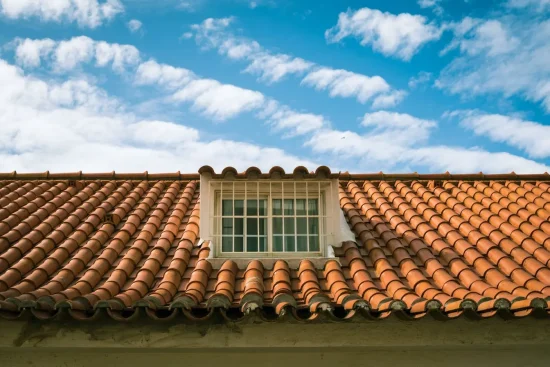 Différence entre Velux et fenêtre de toit : mythes et réalités