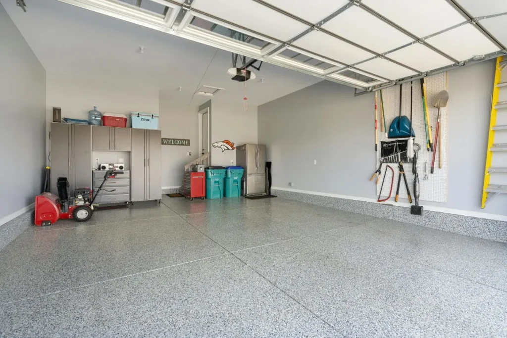 Scène intérieure avec mur gris et logo décoratif, illustration typique des environnements de garage résidentiel.