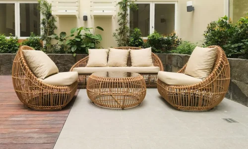 Salon de jardin en résine tressée avec fauteuils et canapé beige, symbole d’un choix esthétique et durable pour l’extérieur.